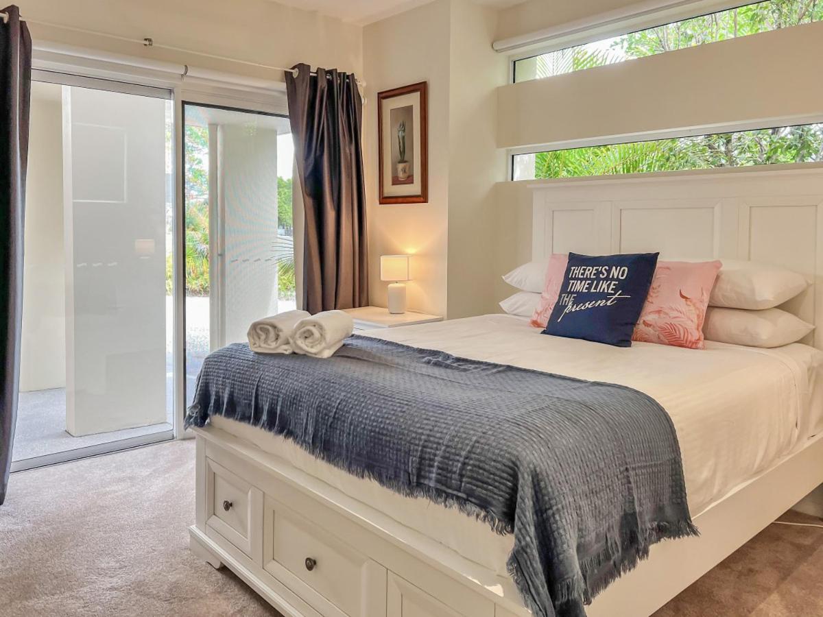 Luxury Resort Style Villa Pool By Custom Bnb Hosting Pelican Waters Exterior photo