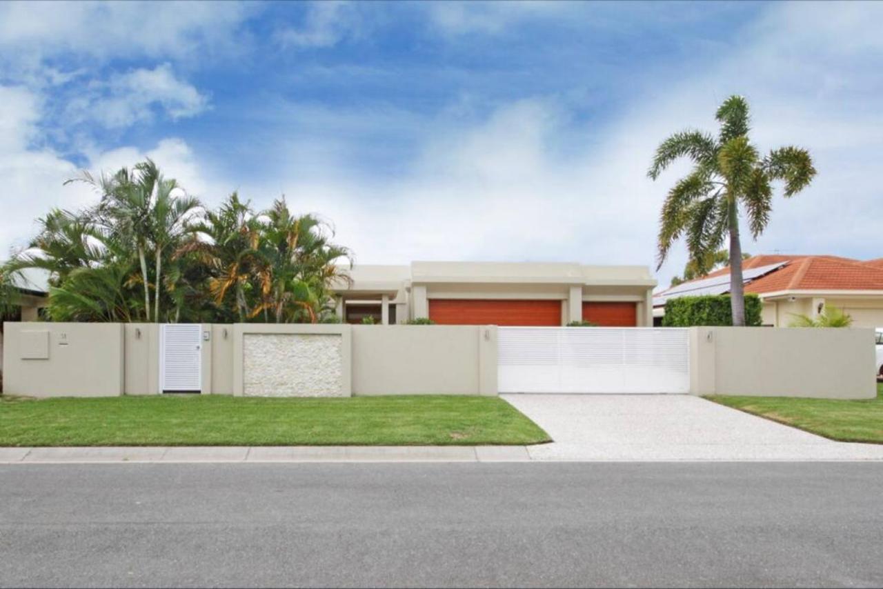 Luxury Resort Style Villa Pool By Custom Bnb Hosting Pelican Waters Exterior photo