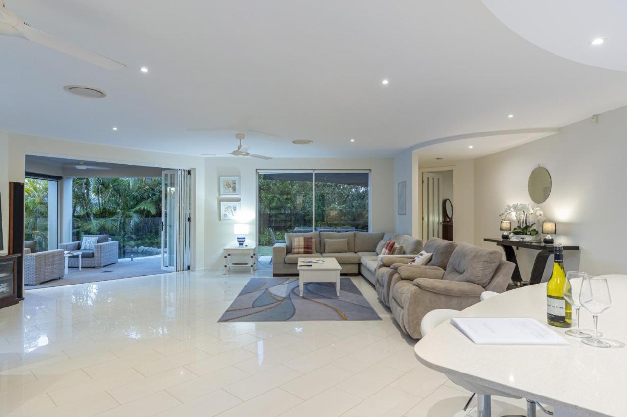 Luxury Resort Style Villa Pool By Custom Bnb Hosting Pelican Waters Exterior photo