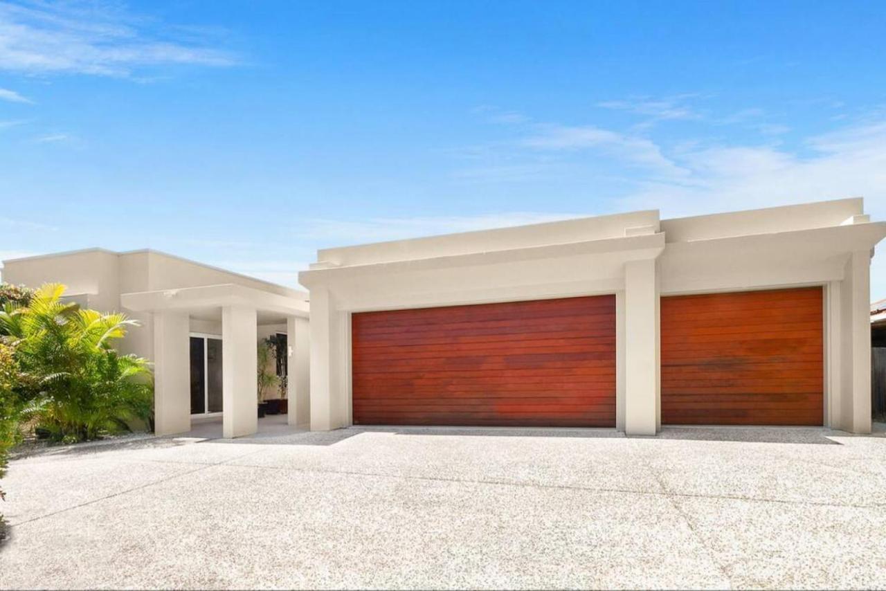 Luxury Resort Style Villa Pool By Custom Bnb Hosting Pelican Waters Exterior photo