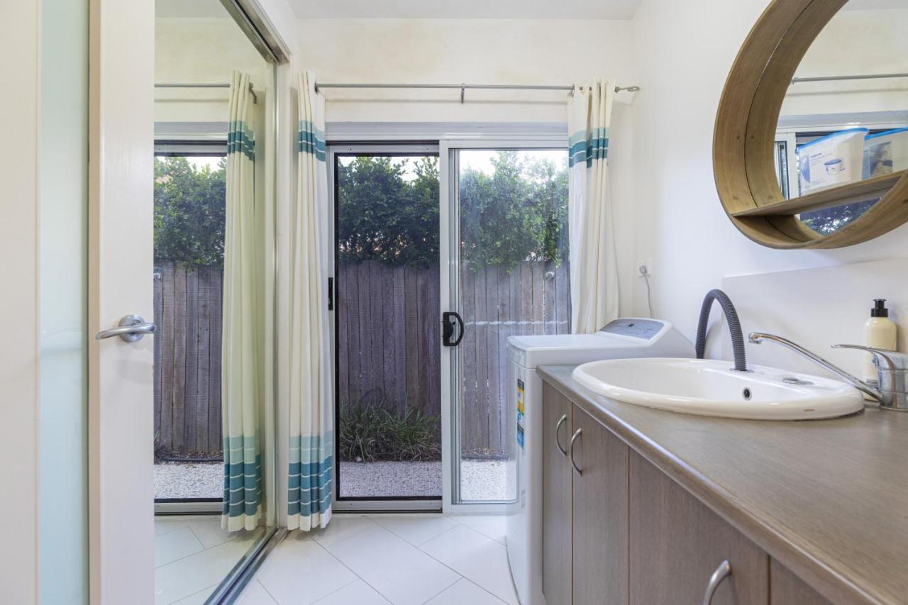 Luxury Resort Style Villa Pool By Custom Bnb Hosting Pelican Waters Exterior photo
