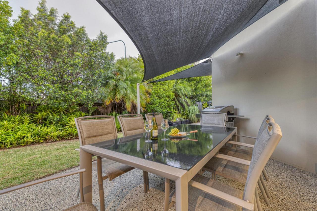 Luxury Resort Style Villa Pool By Custom Bnb Hosting Pelican Waters Exterior photo