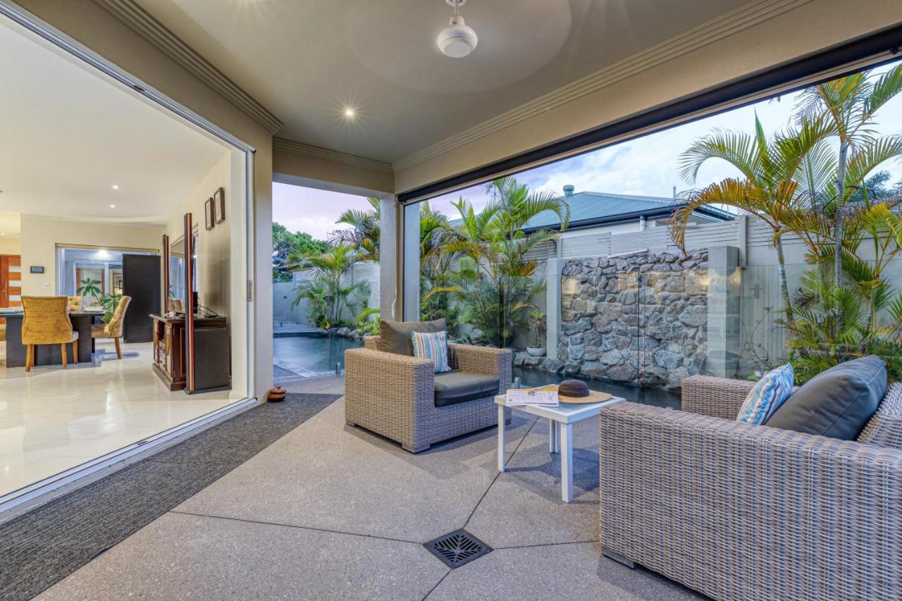 Luxury Resort Style Villa Pool By Custom Bnb Hosting Pelican Waters Exterior photo